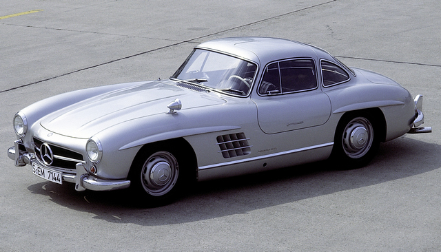 une Mercedes-Benz 300 SL (W198) 1954 grise vue de 3/4 avant gauche