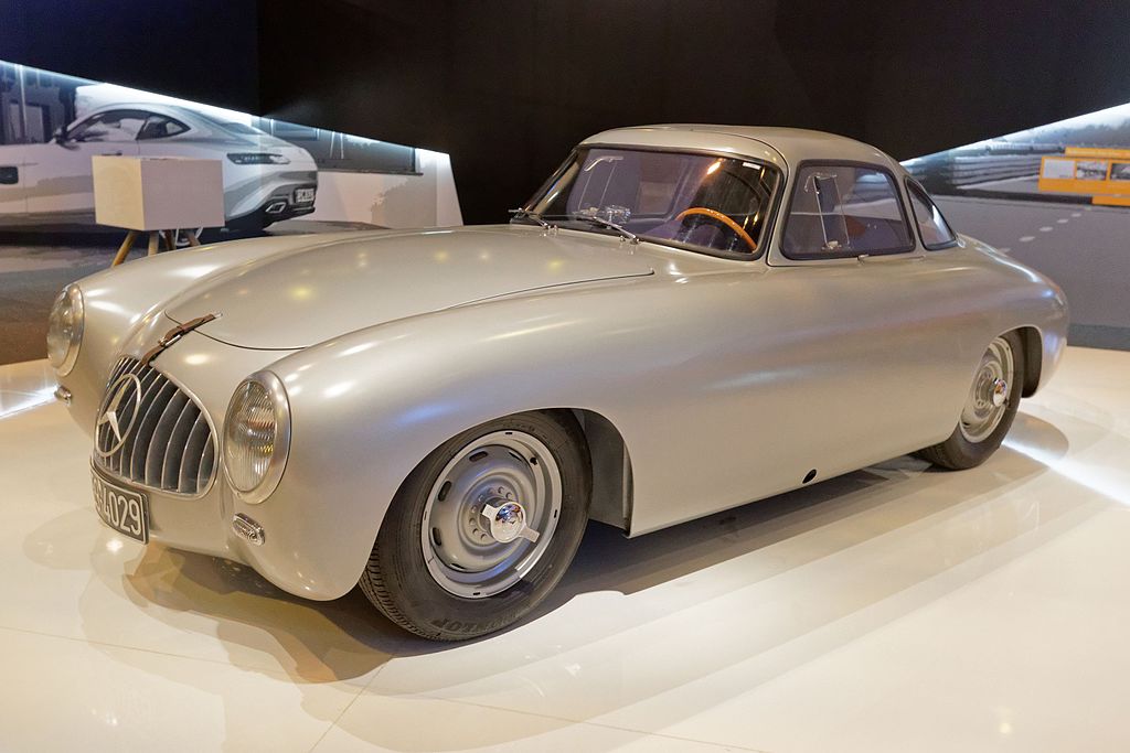 grise, vue de 3/4 avant gauche