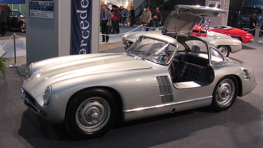 grise, vue de 3/4 avant gauche, portière gauche ouverte