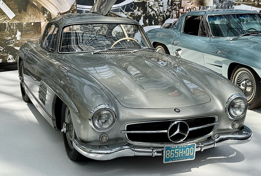 une Mercedes-Benz 300SL Gullwing 1955 grise vue de 3/4 avant droit
