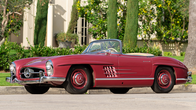 une Mercedes-Benz 300 SL Roadster 1958 rouge vue de 3/4 avant gauche