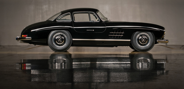 une Mercedes-Benz 300 SL (W198) 1954 noire vue de profil droit