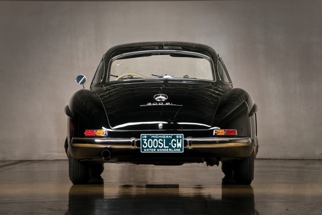 une Mercedes-Benz 300 SL (W198) 1954 noire vue de l'arrière
