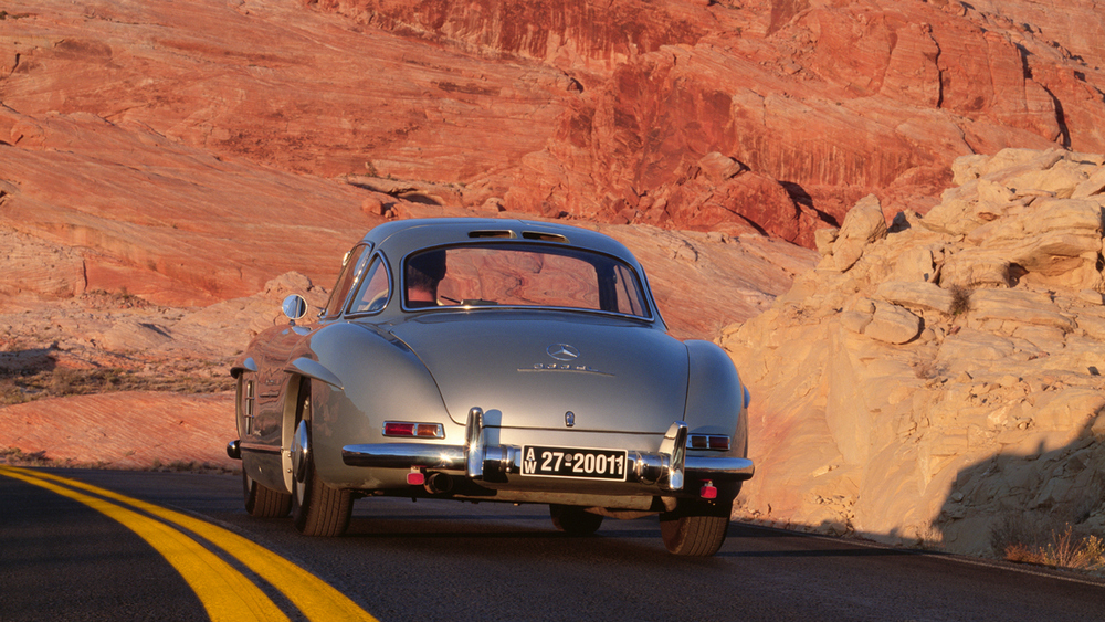 la Mercedes-Benz 300 SL (W198) 1954 gris métallisé vue de l'arrière