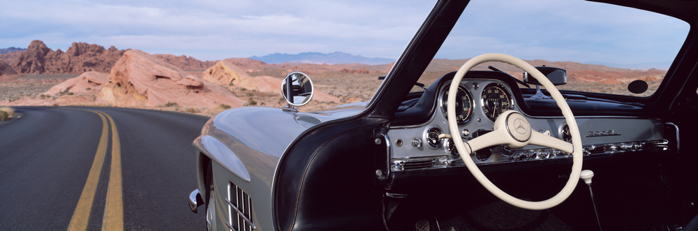 le tableau de bord de la Mercedes-Benz 300 SL (W198) 1954 gris métallisé