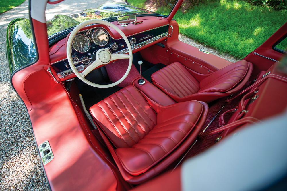 l'habitacle rouge avec le tableau de bord de la Mercedes-Benz 300 SL (W198) 1954