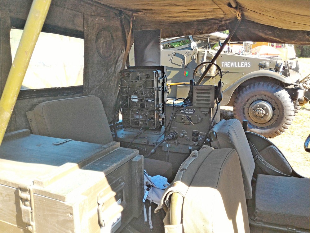 Intérieur de jeep Willys avec radio