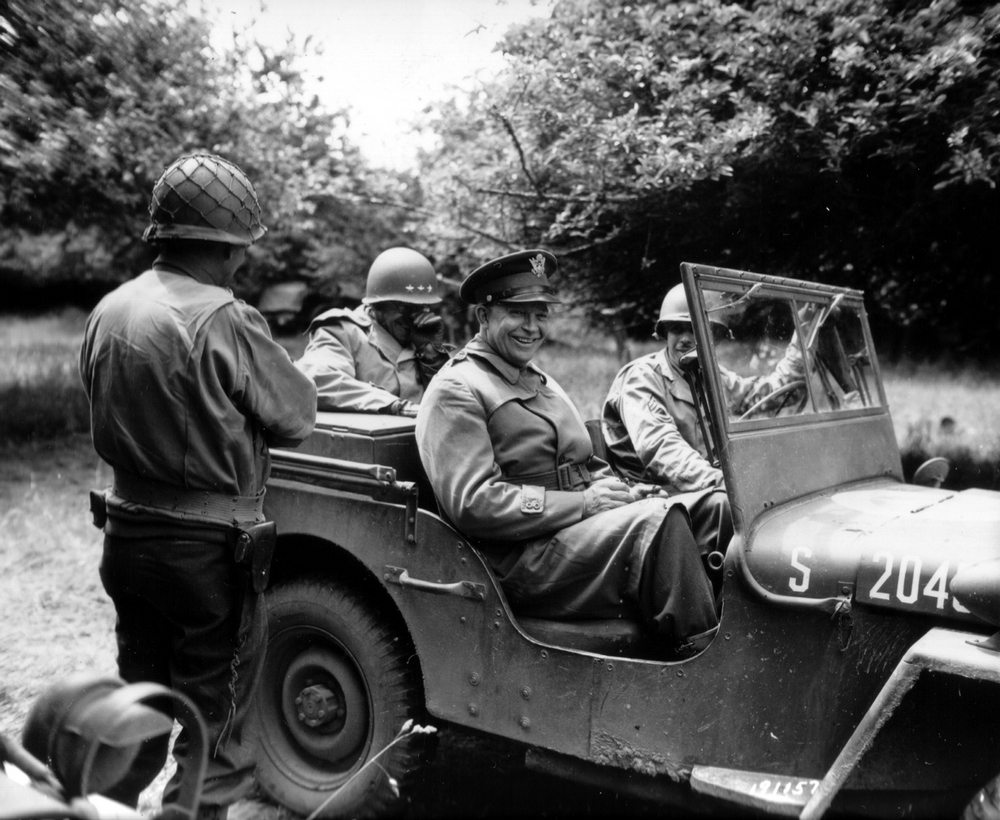 Le général Dwight D. Eisenhower, ici dans sa jeep à l’été 1944
