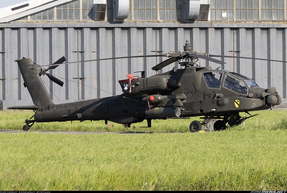 un Boeing AH-64E Apache Guardian vu de profil droit