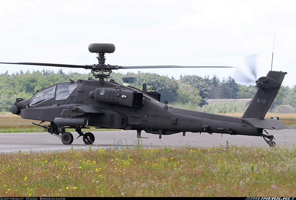 un Boeing AH-64E Apache Guardian vu de profil gauche, le dernier Apache en date reçu par l’escadron 301