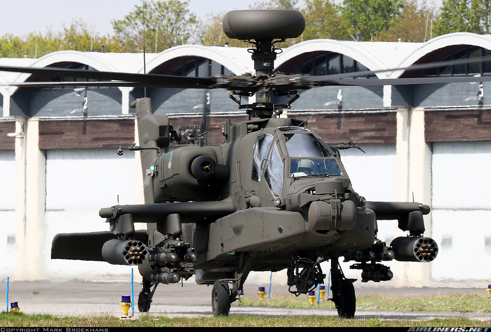 un Boeing AH-64E Apache Guardian vue de 3/4 avant droit