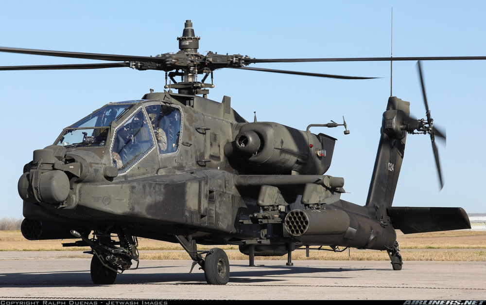 un Boeing AH-64D Apache Longbow vu de 3/4 avant gauche