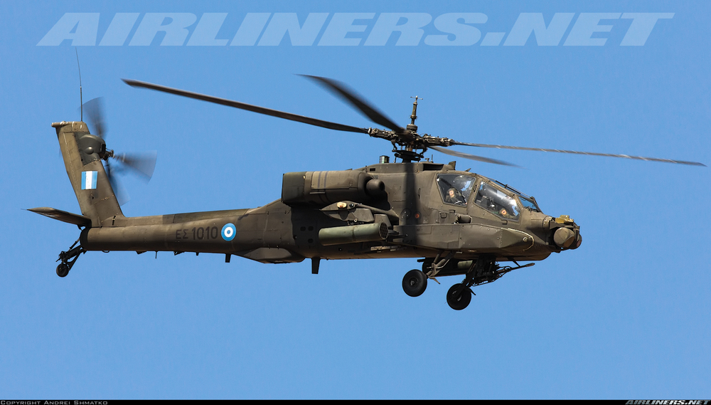 un McDonnell Douglas AH-64A+ Apache en vol vu de profil droit