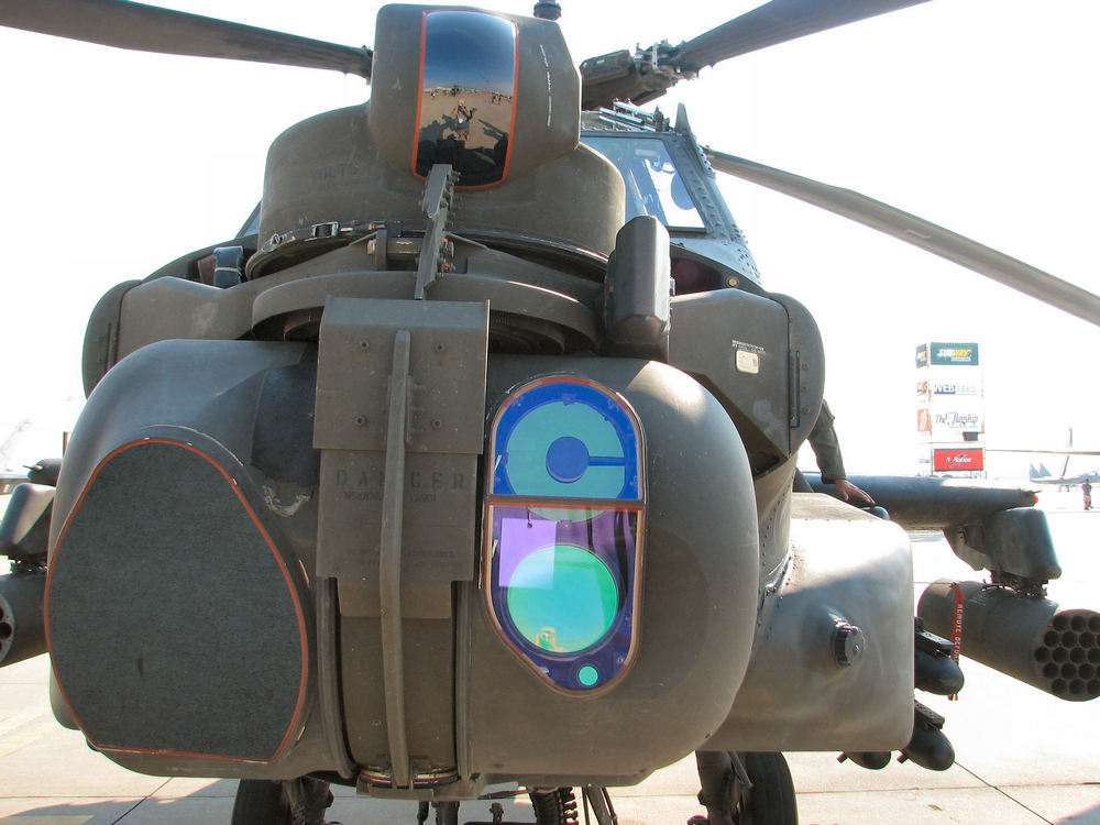 zoom sur le nez d'un AH-64A Apache