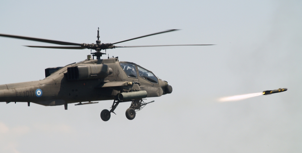 un AH-64A Apache de la Grèce tirant un missile