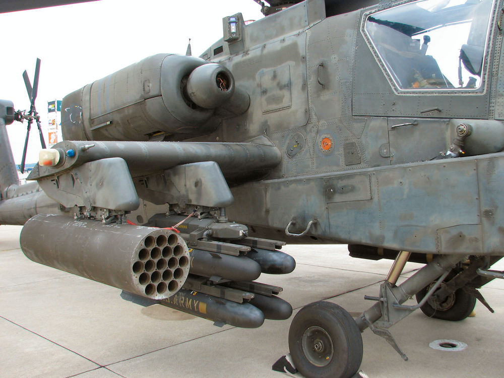 zoom sur les armes de l'aile tronquée d'un AH-64A Apache