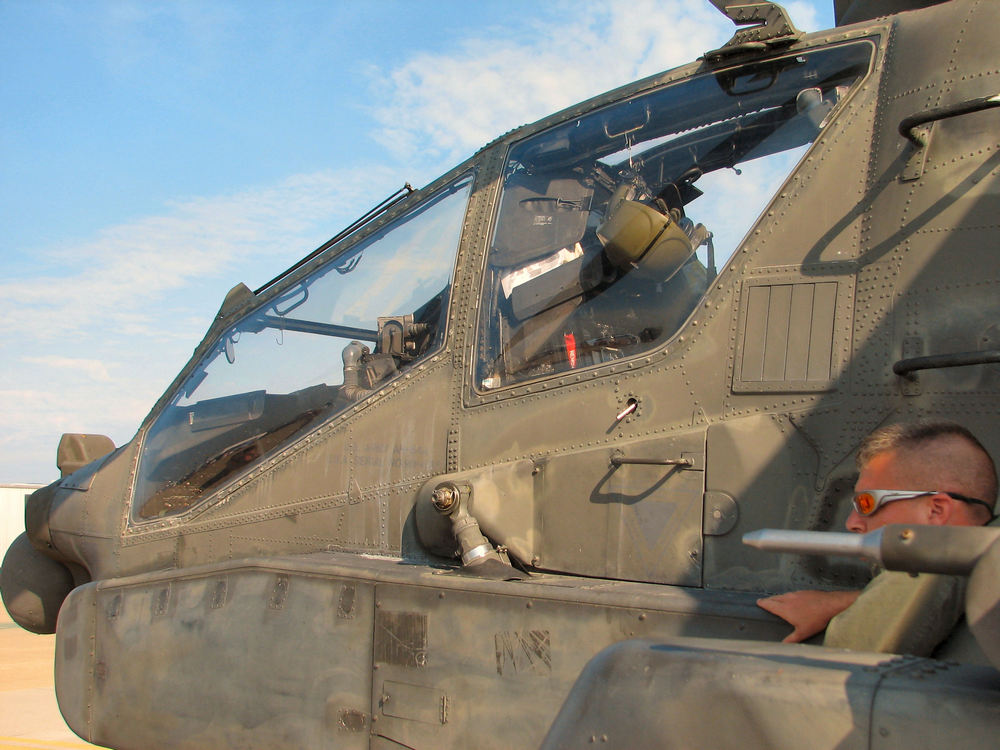 zoom sur le cockpit vu de profil de l'extérieur d'un AH-64A Apache