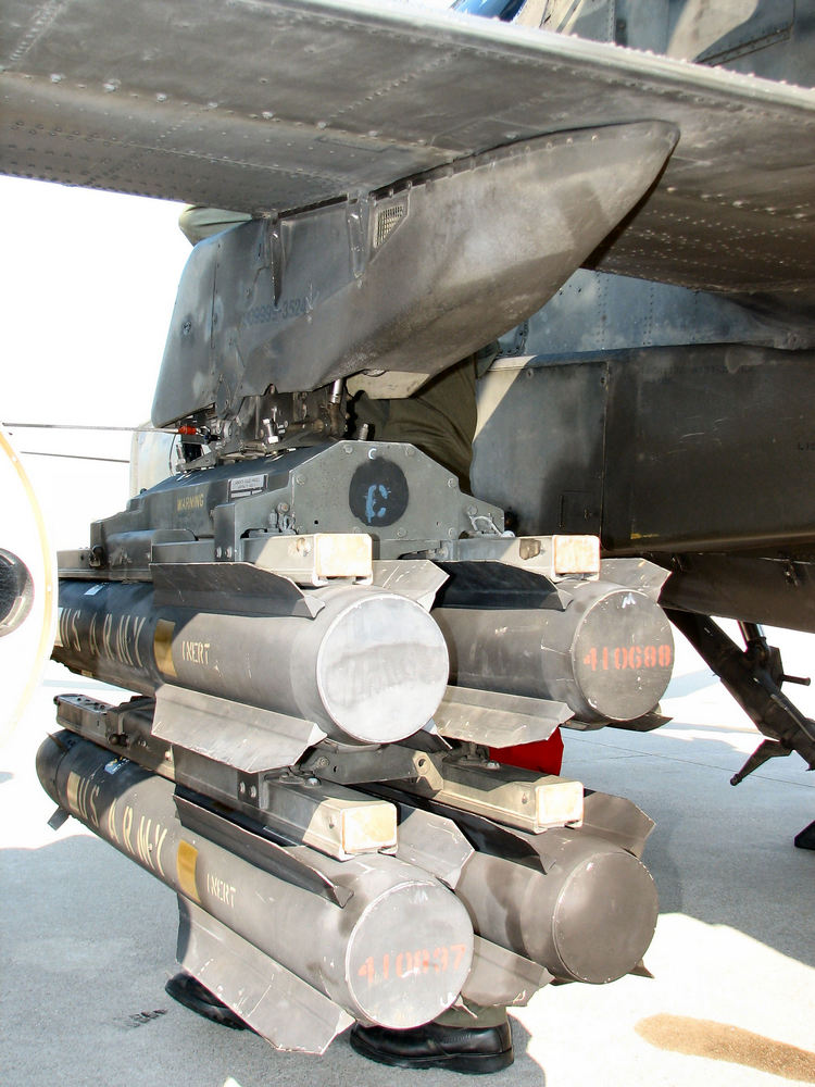 zoom sur les missiles d'un AH-64A Apache