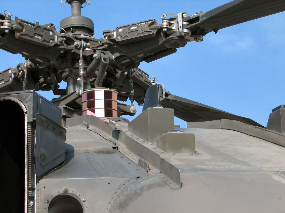 zoom sur la base du rotor d'un AH-64A Apache