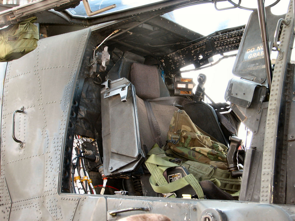 la partie arrière de la cabine de pilotage avec le siege du pilote d'un AH-64A Apache