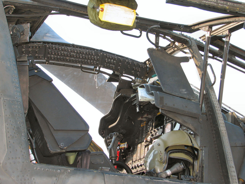 la cabine de pilotage d'un AH-64A Apache