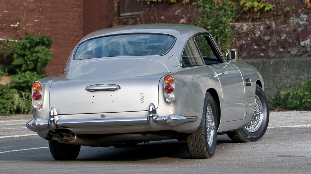 l'Aston Martin DB5 1963–65 vue de 3/4 arrière droit