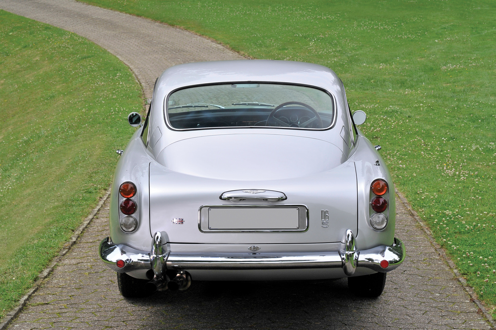 l'Aston Martin DB5 Vantage 1964–1965 vue de 3/4 arrière droit