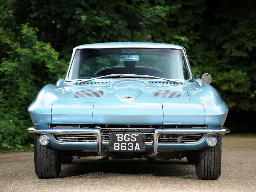 la Chevrolet Corvette Sting Ray (C2) 1963, bleu clair, vue de face