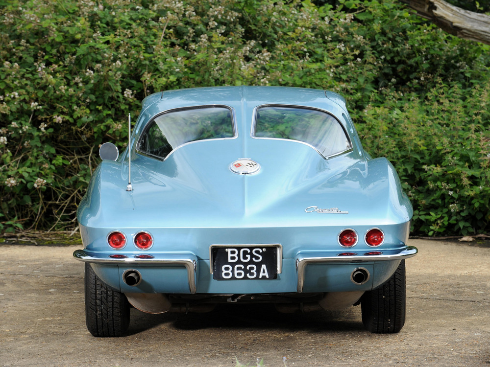 la Chevrolet Corvette Sting Ray (C2) 1963, bleu clair, vue de l'arrière