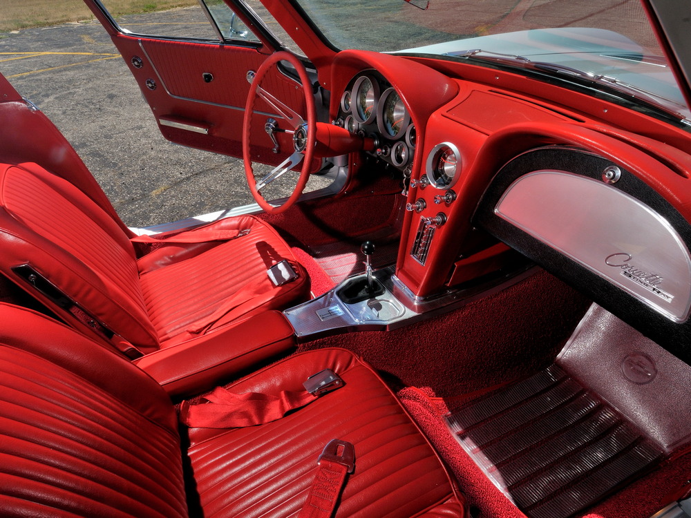 l'intérieur de la Chevrolet Corvette Sting Ray (C2) 1963, rouge, vue du passager