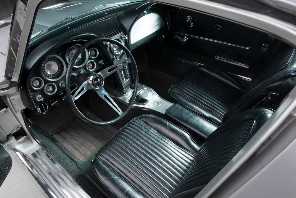 l'intérieur de la Chevrolet Corvette Sting Ray (C2) 1963, noir, vue du conducteur