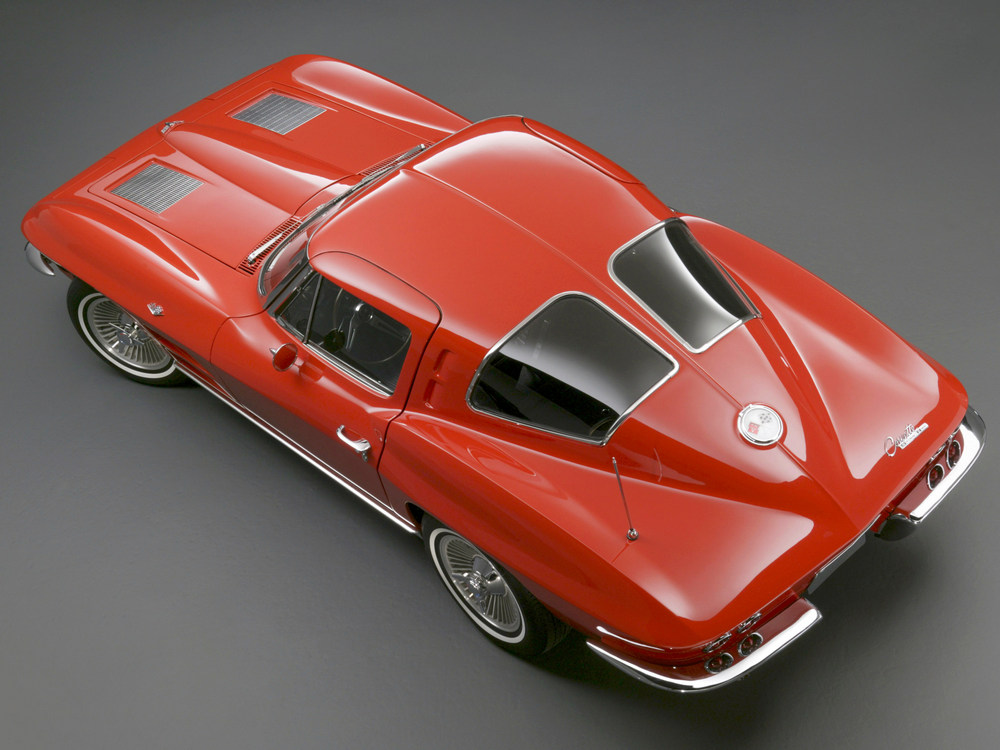 la Chevrolet Corvette Sting Ray (C2) 1963, rouge, vue arrière aérienne