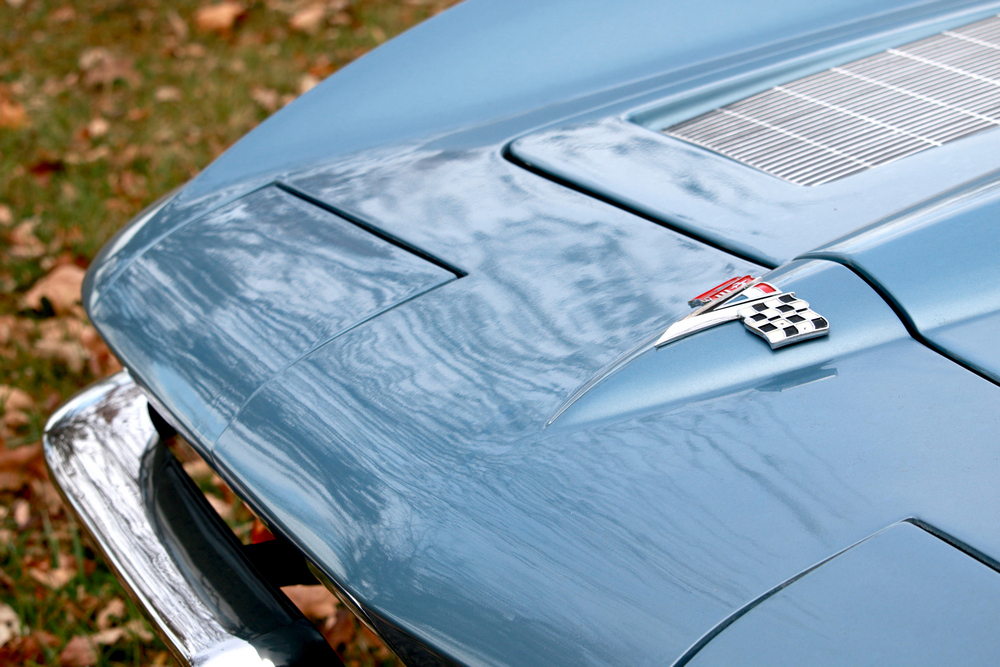 la Chevrolet Corvette Sting Ray (C2) 1963, bleu clair, zoom sur le capot