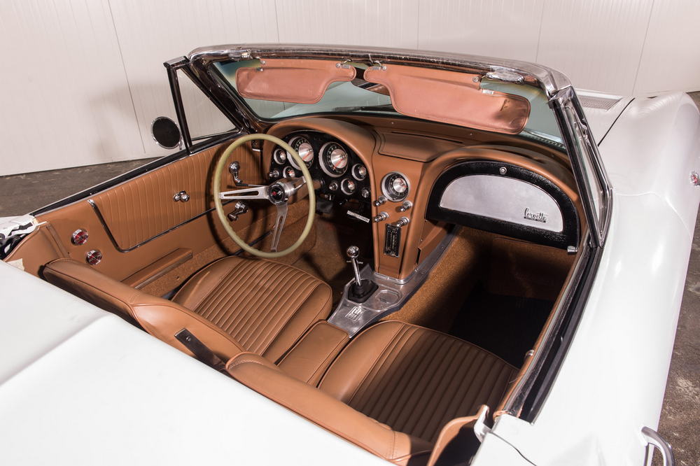 l'intérieur de la Chevrolet Corvette Sting Ray Convertible (C2) de 1963, brun, vue côté passager