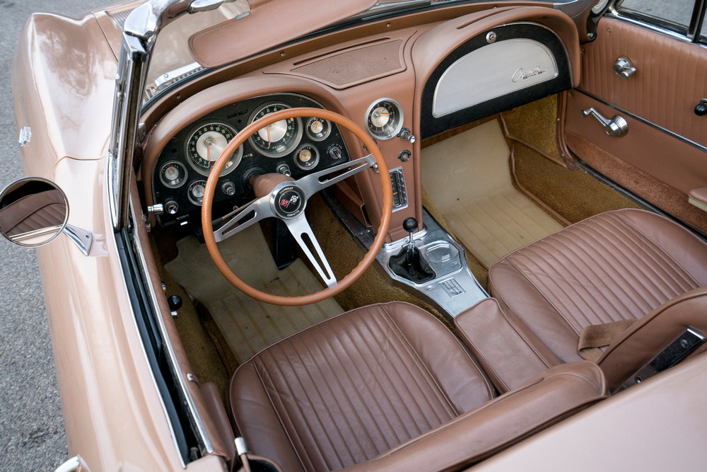 l'intérieur de la Chevrolet Corvette Sting Ray Convertible (C2) de 1963, brun, vue côté conducteur