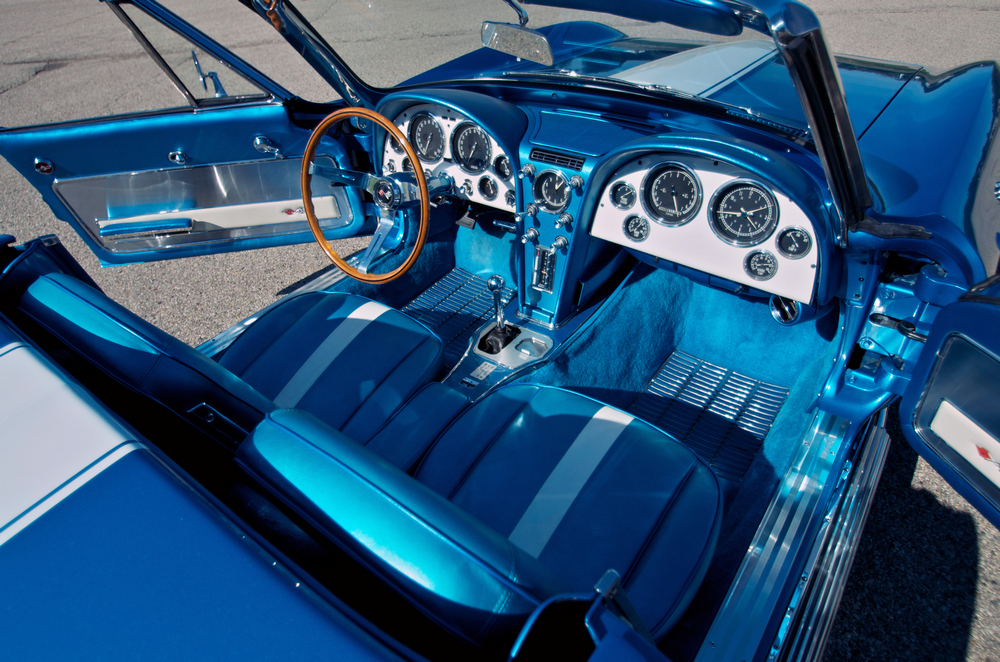 l'intérieur de la Chevrolet Corvette Sting Ray Convertible Show Car (C2) de 1963, bleu, vue côté passager
