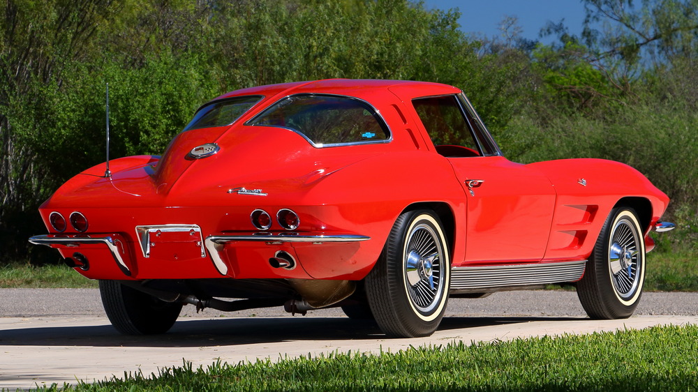 la Chevrolet Corvette Sting Ray L75 Sport Coupe (837) de 1963, rouge, vue de 3/4 arrière droit