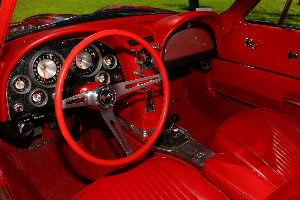 l'intérieur de la Chevrolet Corvette Sting Ray L75 Sport Coupe (837) de 1963, rouge, vue côté conducteur