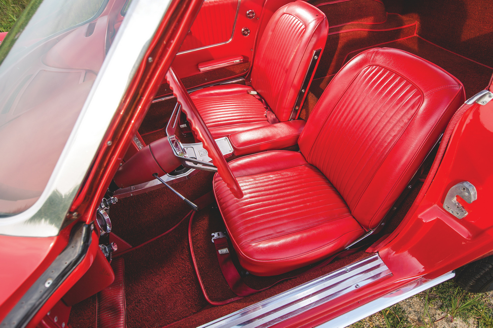 l'intérieur de la Chevrolet Corvette Sting Ray L76 327/340 HP (C2) de 1963, rouge, zoom sur les 2 sièges avant