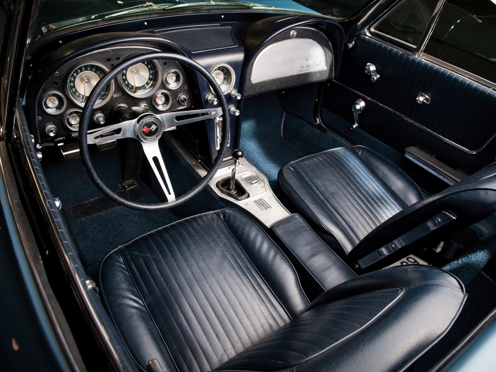 l'intérieur de la Chevrolet Corvette Sting Ray L76 327/340 HP Convertible (C2) de 1963, bleu clair, vue côté conducteur