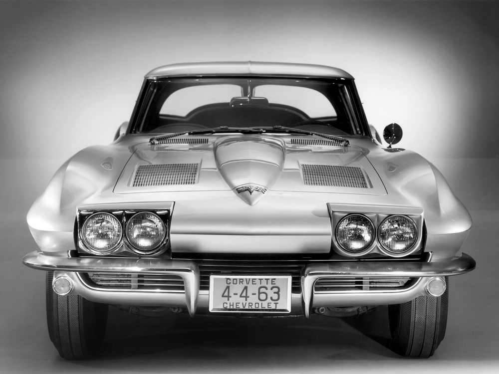la Chevrolet Corvette Sting Ray Pre-Production (C2) de 1963, photo en noir-et-blanc, vue de face