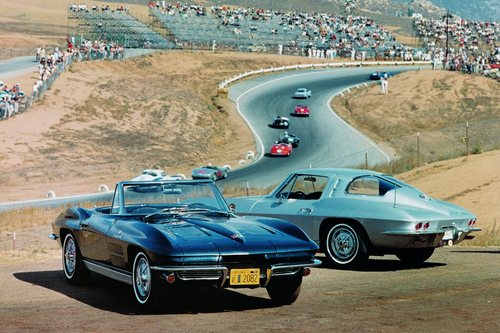 la Chevrolet Corvette Sting Ray (0800) de 1963, 2 voitures (une de face, l'autre en vue arrière) surplombant un circuit automobile