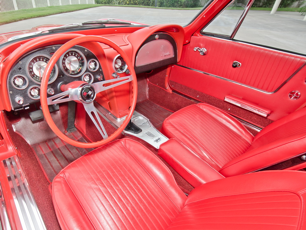 l'habitacle de la Chevrolet Corvette Sting Ray Z06 Sport Coupe (837) de 1963, rouge, vue côté conducteur