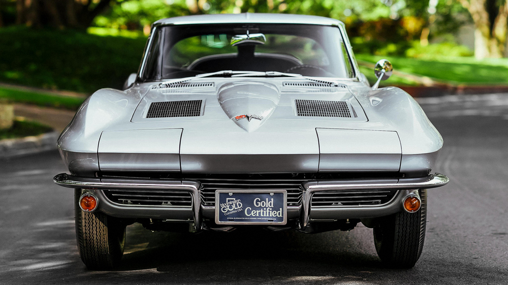 la Chevrolet Corvette Sting Ray Z06 Sport Coupe (837) de 1963, gris métallisé, vue de face