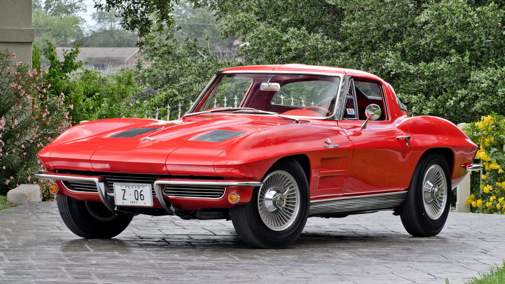 la Chevrolet Corvette Sting Ray Z06 Sport Coupe (837) de 1963, rouge, vue de 3/4 avant gauche