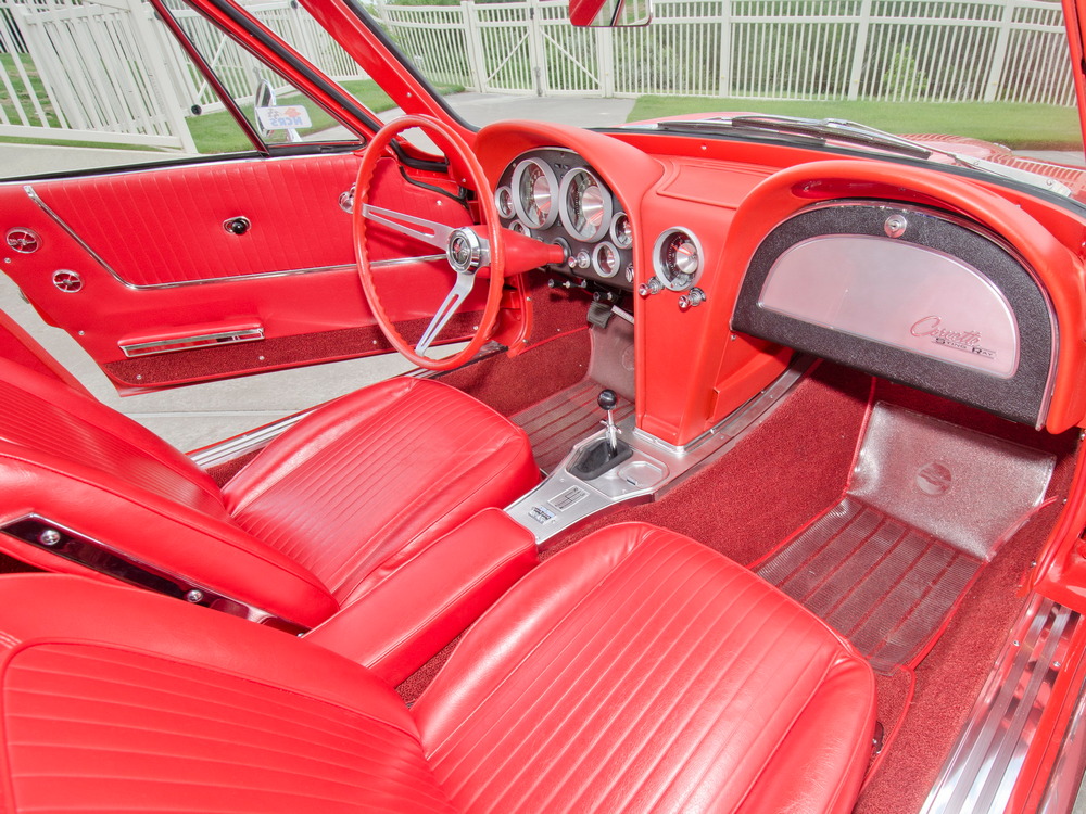 l'habitacle de la Chevrolet Corvette Sting Ray Z06 Sport Coupe (837) de 1963, rouge, vue côté passager