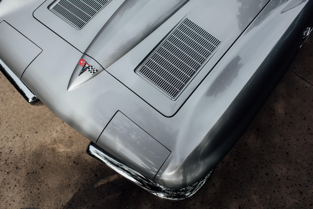 la Chevrolet Corvette Sting Ray Z06 Sport Coupe (837) de 1963, gris métallisé, zoom sur le capot
