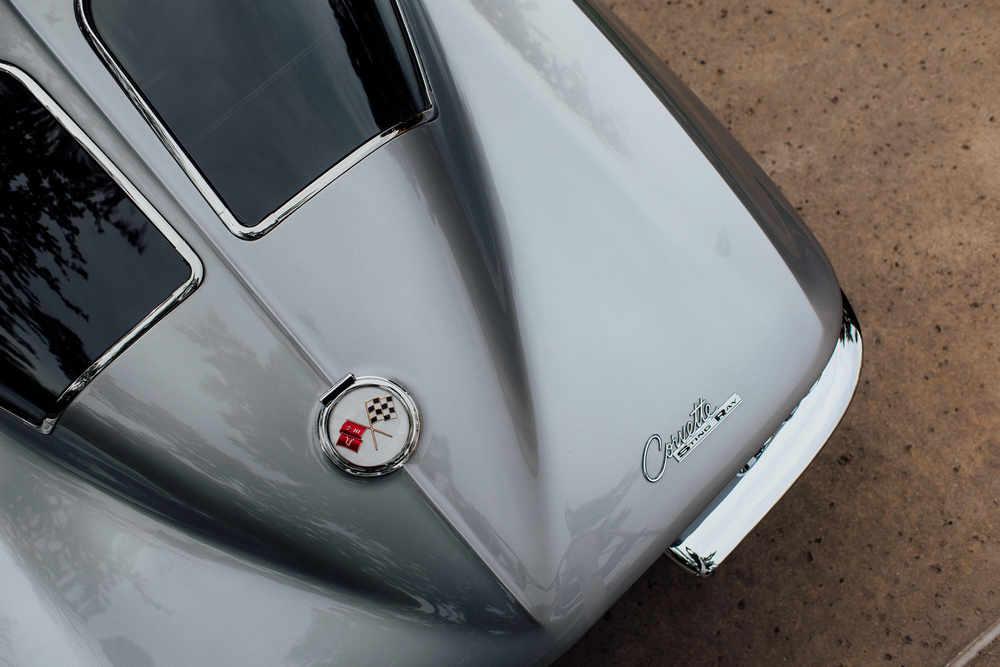 la Chevrolet Corvette Sting Ray Z06 Sport Coupe (837) de 1963, gris métallisé, zoom sur le dessus de la carrosserie à l'arrière