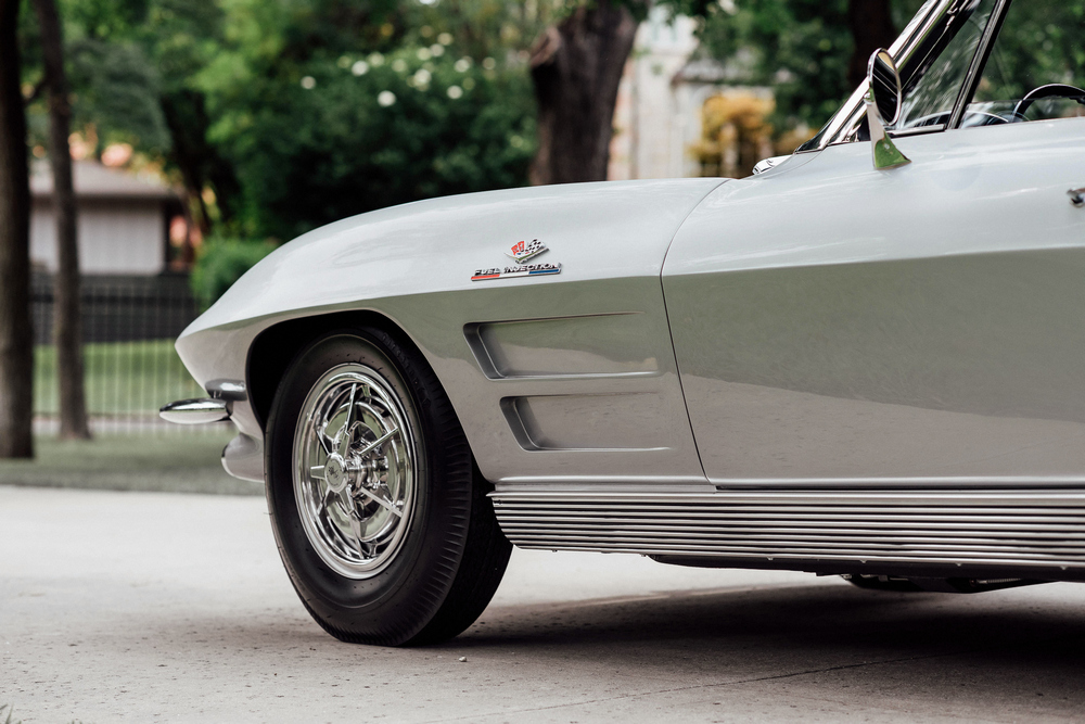 la Chevrolet Corvette Sting Ray Z06 Sport Coupe (837) de 1963, gris métallisé, zoom sur le côté avant gauche (aile, roue, portière)