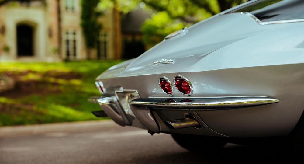 la Chevrolet Corvette Sting Ray Z06 Sport Coupe (837) de 1963, gris métallisé, zoom sur l'arrière vu de 3/4